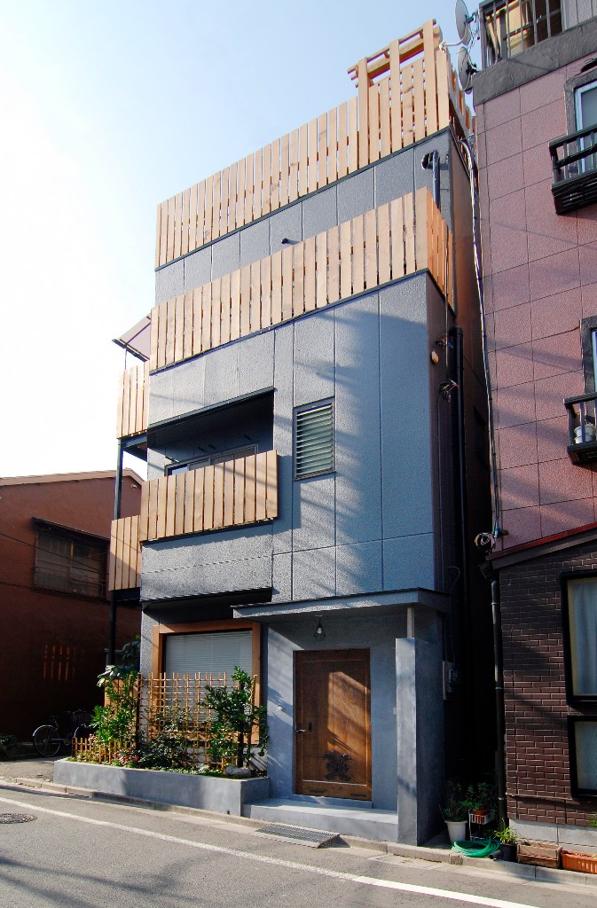 グレーの外壁に玄関の蔵戸がアクセントになった外観