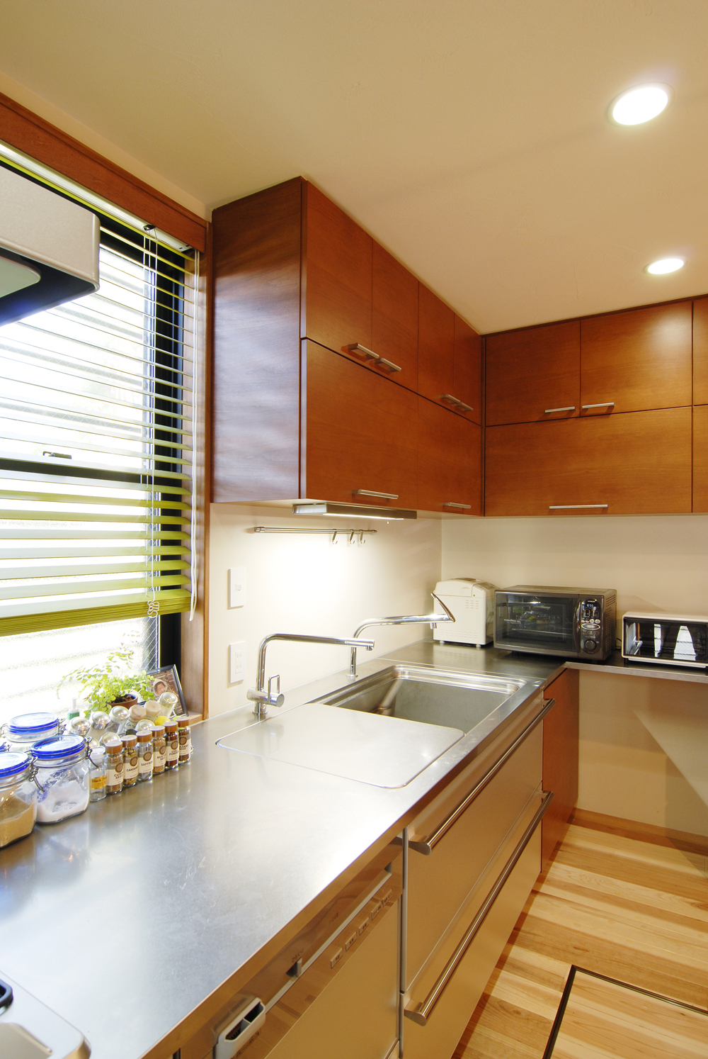 赤みの強いアメリカンチェリーの木目が珪藻土の柔らかい色味の壁や天井のアクセントに