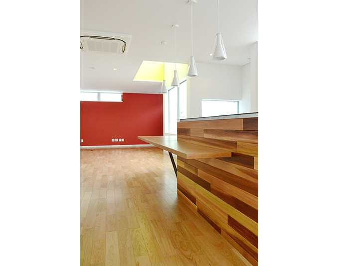 方向性を強調するキッチンとその先にみえるアイストップの壁