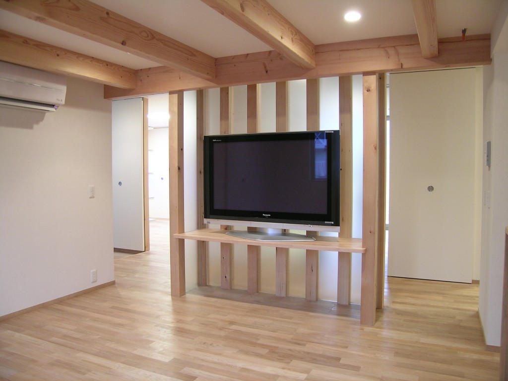 テレビボードの壁は列柱とフロストガラスで適度な遮蔽