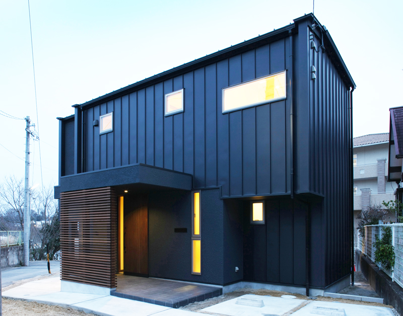 黒色の堂々とした佇まいの外観