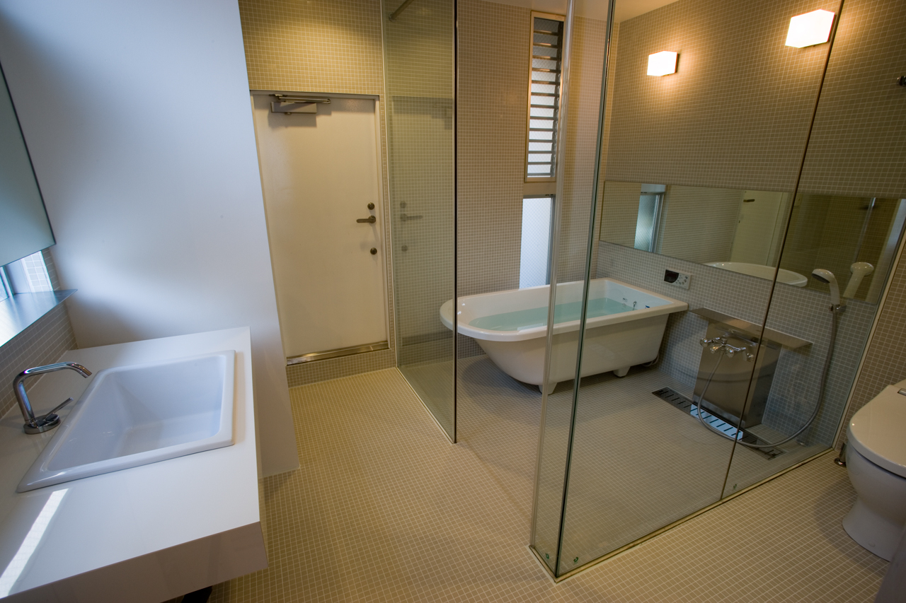 タイル張りがシックな置き浴槽のオシャレなバスルーム