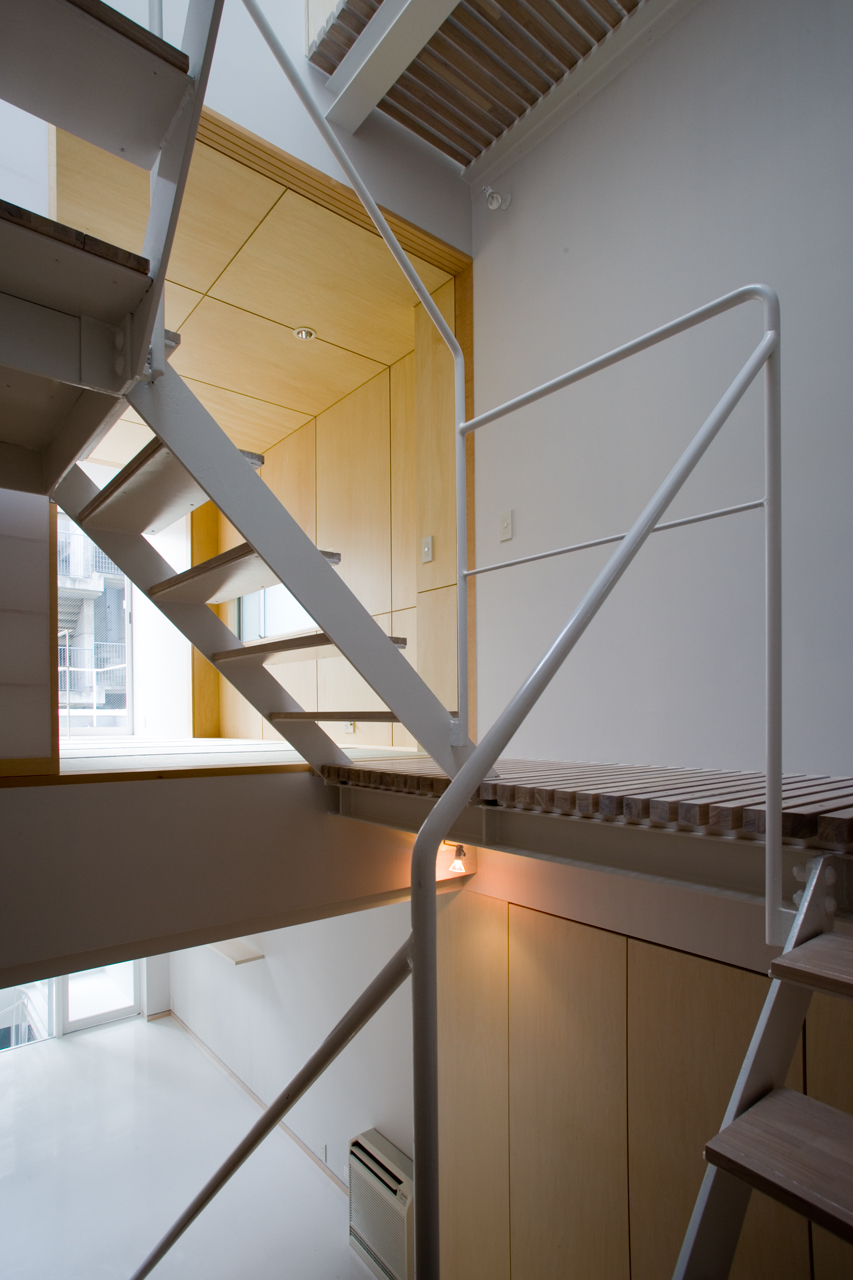 3階から4階に続く階段からはすのこ廊下で建物全体に光がまわる工夫