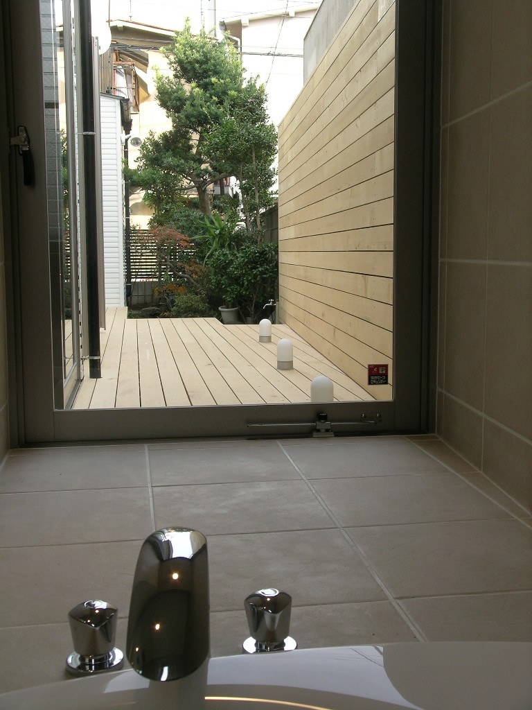 バスタブからウッドデッキや庭を眺める