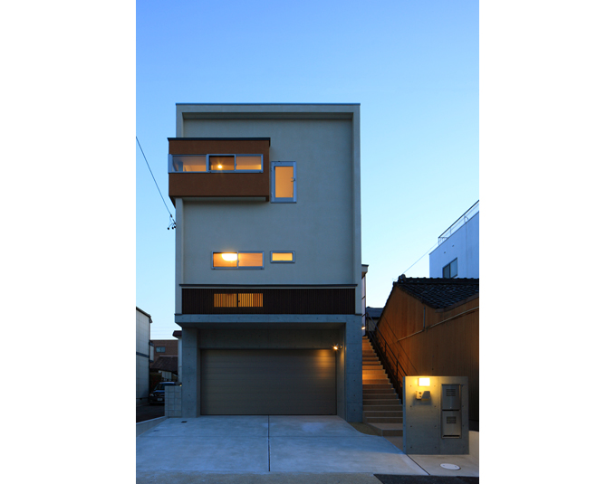 木とコンクリートが調和する外観