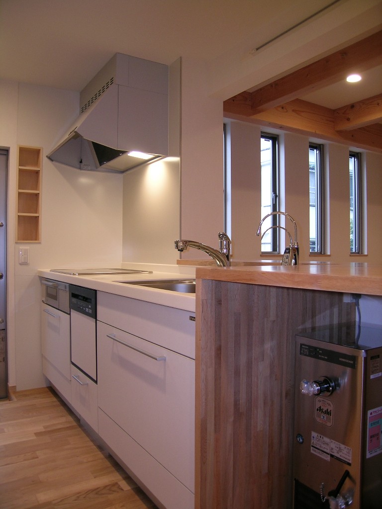 リビングの様子もよく見える対面式のカウンターキッチン