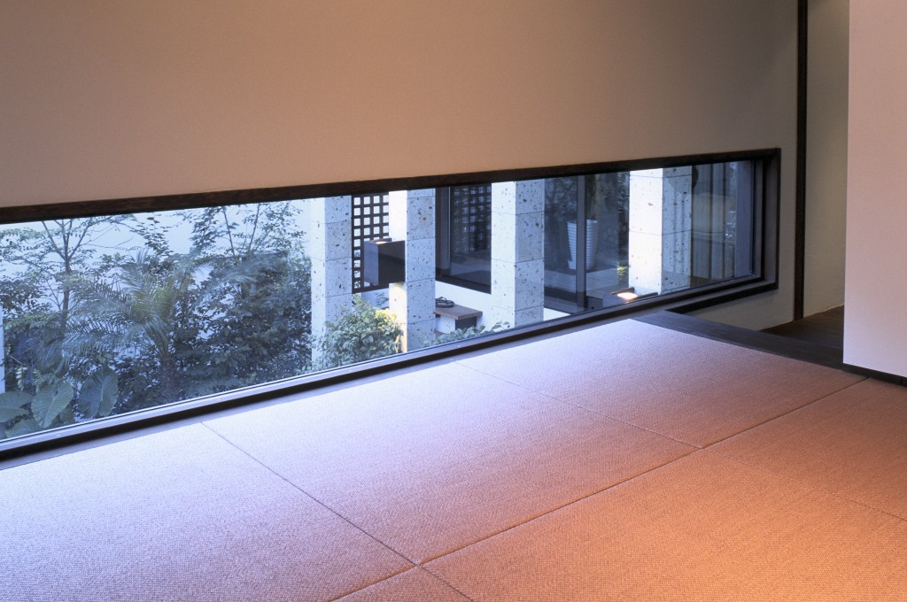 窓から見える緑は大自然のリゾートにいるよう