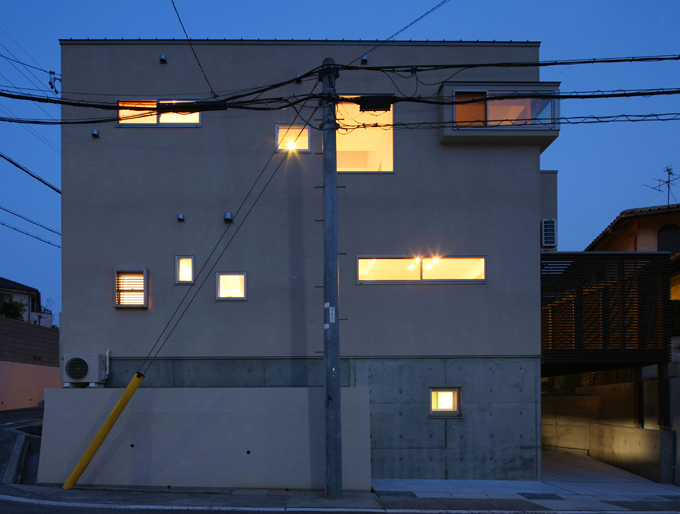 前面道路から見た外観