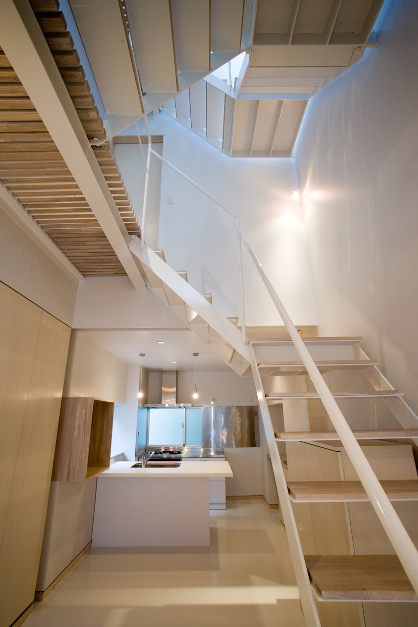 3階住宅部分から5階まで続く廊下の様な中あき階段