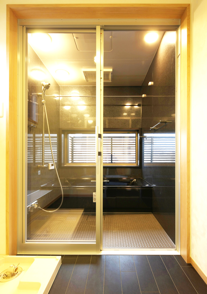 黒を基調にしたシックなバスルーム