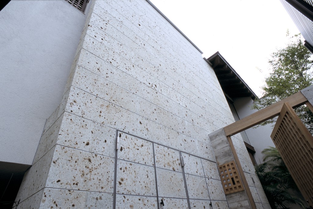 大谷石の粗い質感が自然と調和した癒しのイメージに大谷石の粗い質感が自然と調和した癒しのイメージに