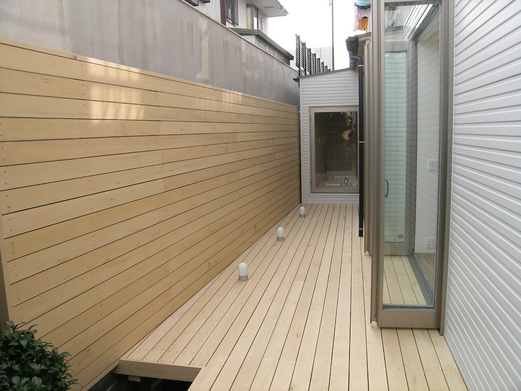 心地よい風と光を感じられるウッドデッキのテラス