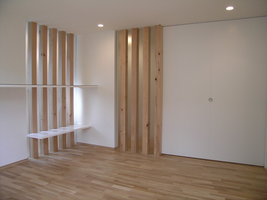 室内の所々に列柱の壁でインテリアのアクセントに