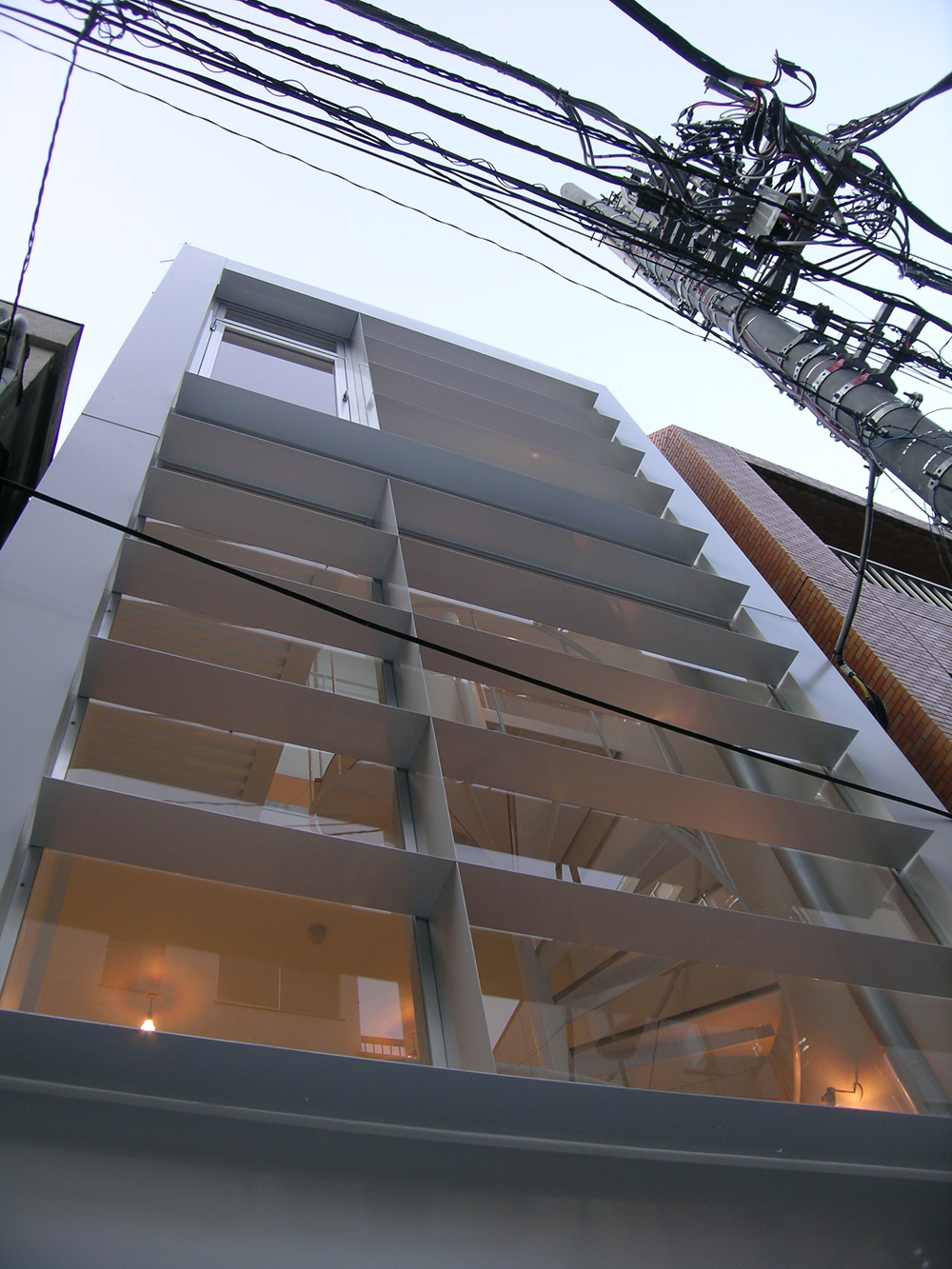 うなぎの寝床の様な細長い建物で建物前面を開口に