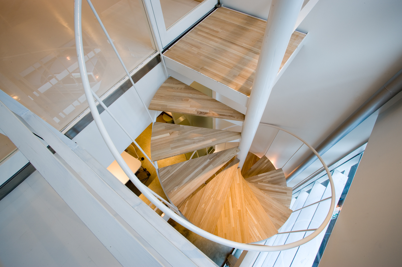 オフィスの1階から住宅部分に入る3階まで続く螺旋階段