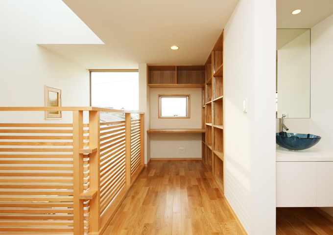 廊下の先に作られた収納棚付きのワークスペース