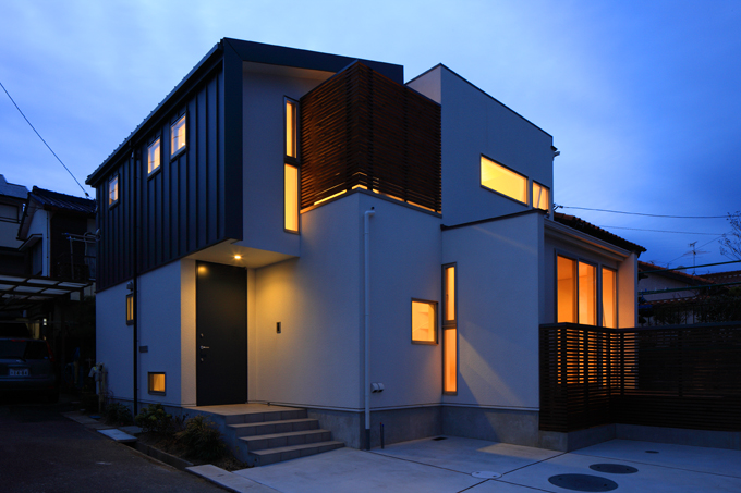 駐車スペースから眺めた夜の外観