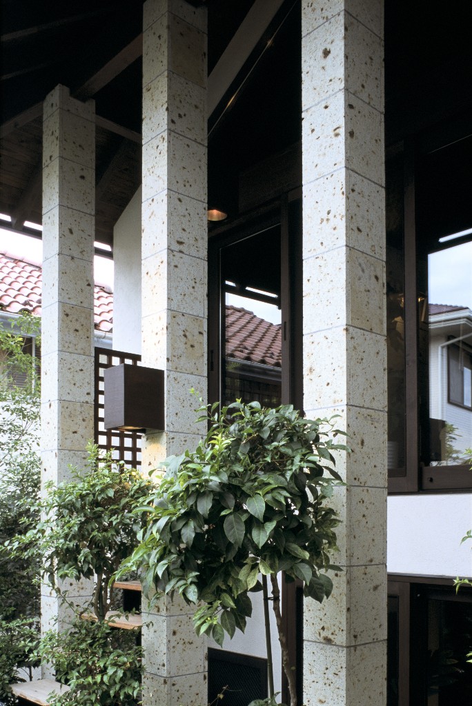 大屋根を支える屋外の柱も大谷石で印象的に