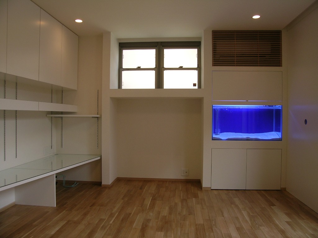 趣味の熱帯魚を飼う水槽を壁面にビルトイン