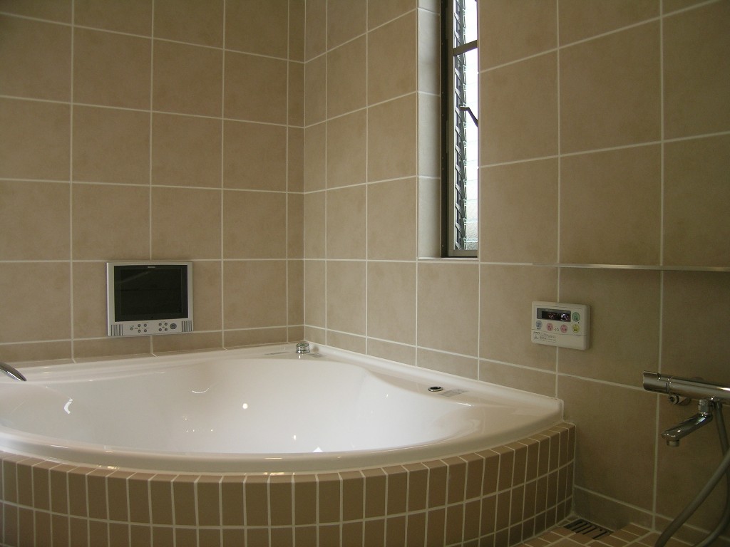 ゆったりと浸かれる扇形のバスタブ