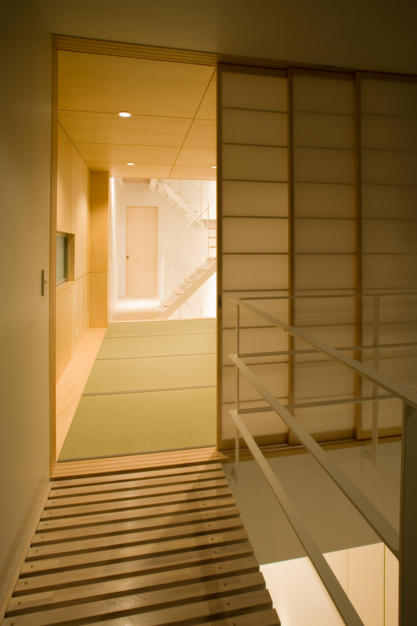 建物の奥にあたるスペースも吹き抜け階段からの光で明るく爽やか