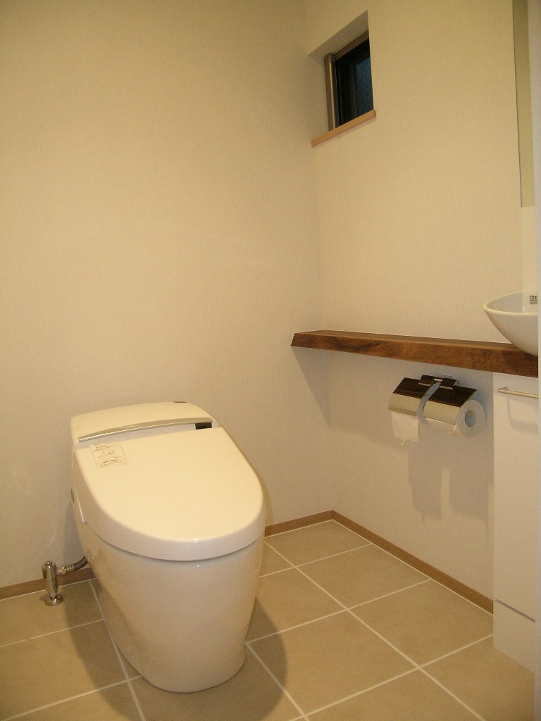 タンクレスですっきり広々のトイレスペース