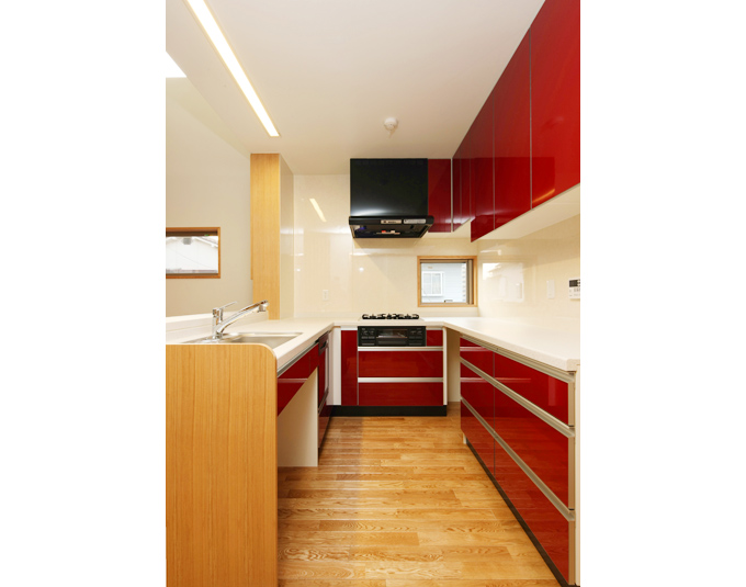 ビビッドな赤がポイントのシステムキッチン