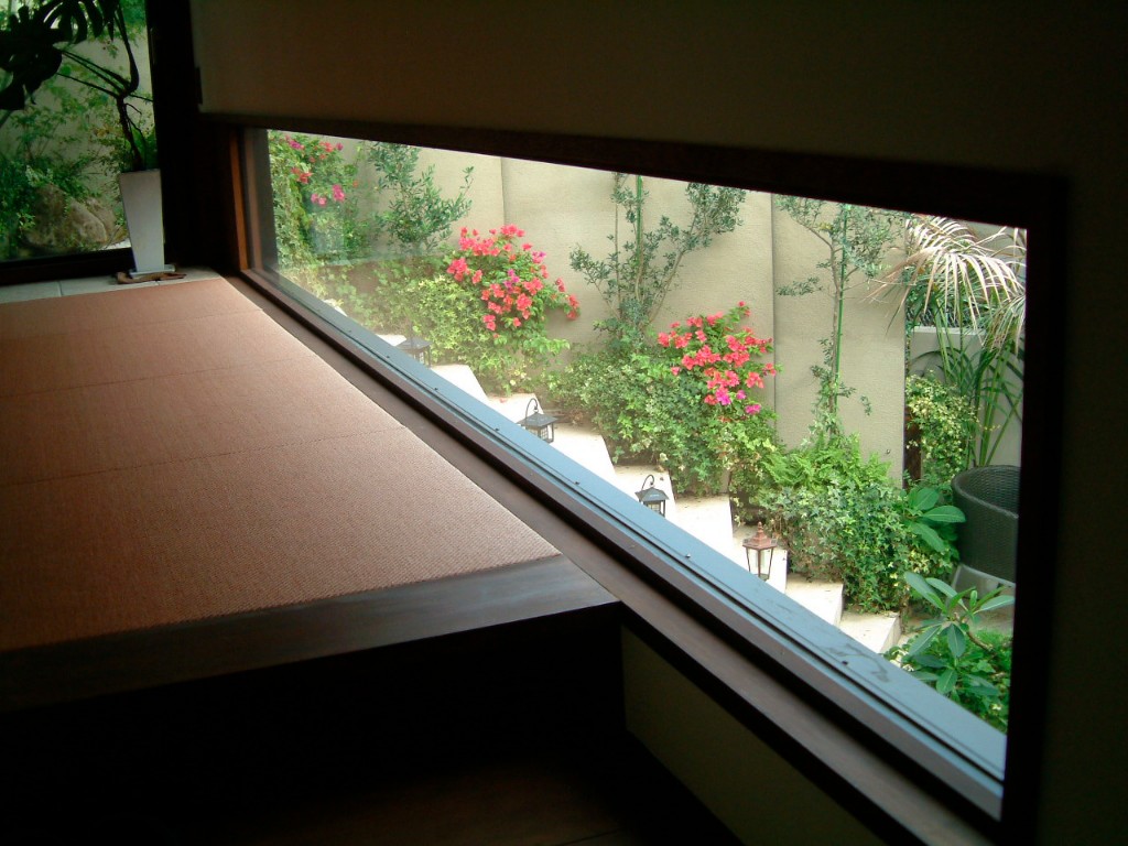 中庭の植栽を眺められる和室の下窓fevecasa(フェブカーサ)