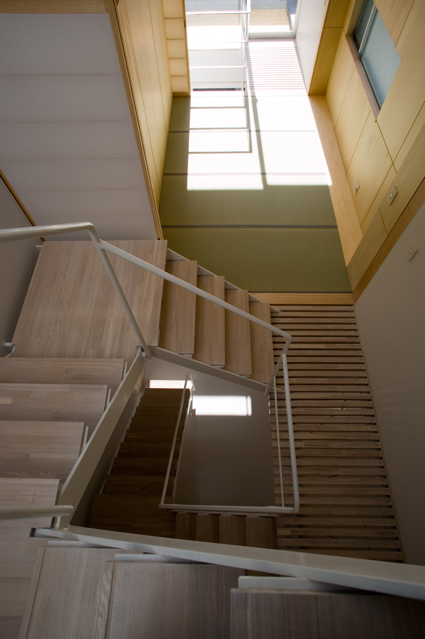 5階から3階までまわり階段の眺め