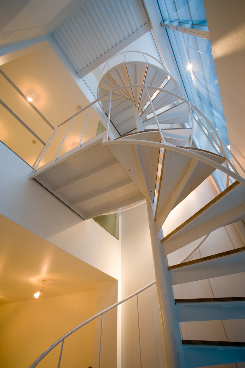 建物前面の吹き抜けに螺旋階段の明るいホール