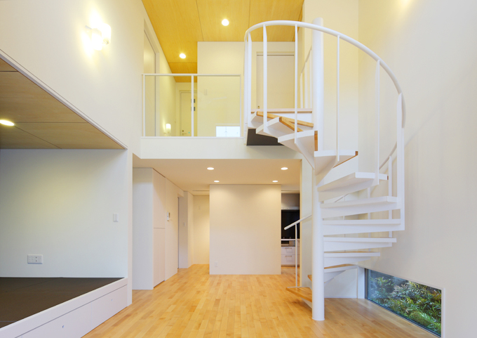 二階へ続く螺旋階段