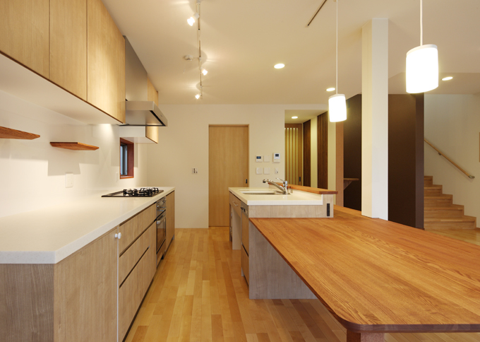 木でまとめたテーブル付キッチンスペース