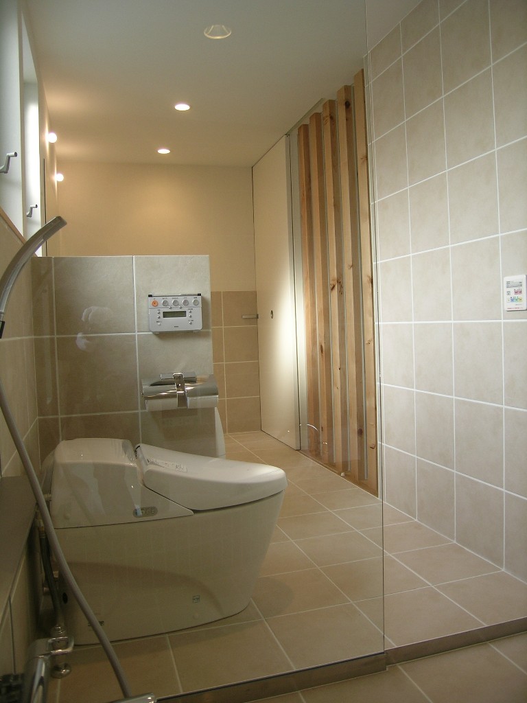 ベージュのタイル張りで優しく清潔感のあるトイレスペース Fevecasa フェブカーサ