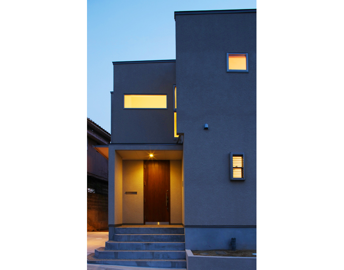 明りがともる夜の外観