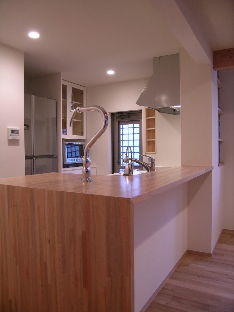 ビールサーバーがビルトインされたキッチンカウンター