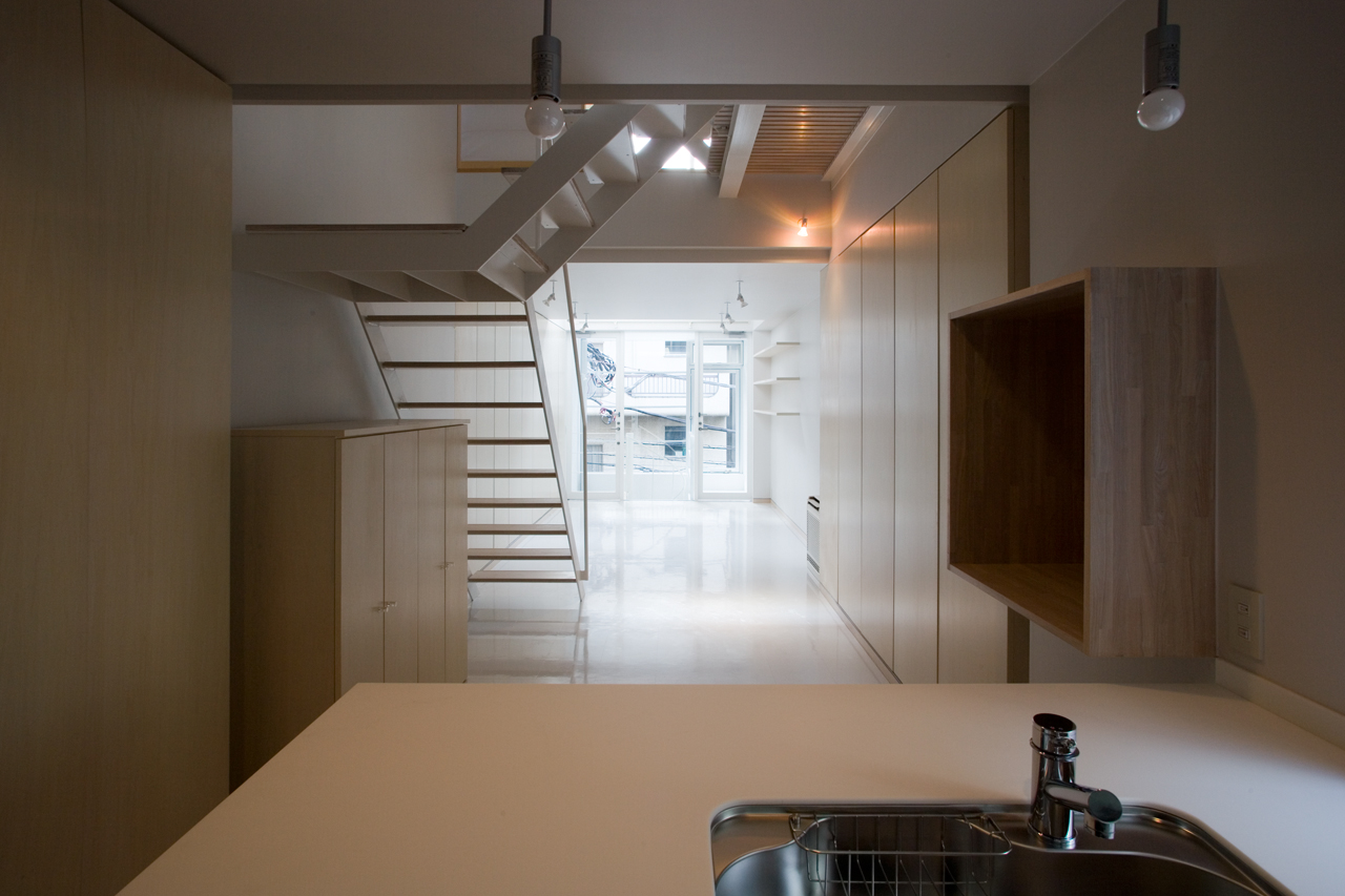 対面オープンのキッチンからはリビングダイニングが良く見渡せる