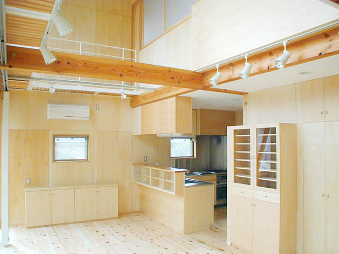 キッチン台や収納棚も木製に統一