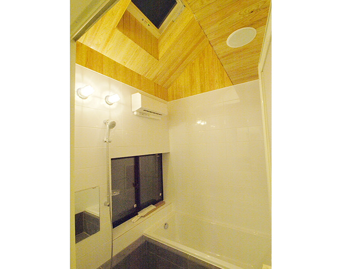 星空を眺める天窓がある浴室