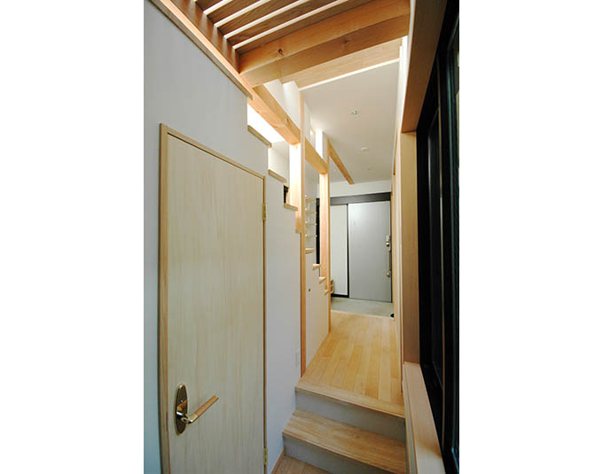 スリットの光が差し込む廊下