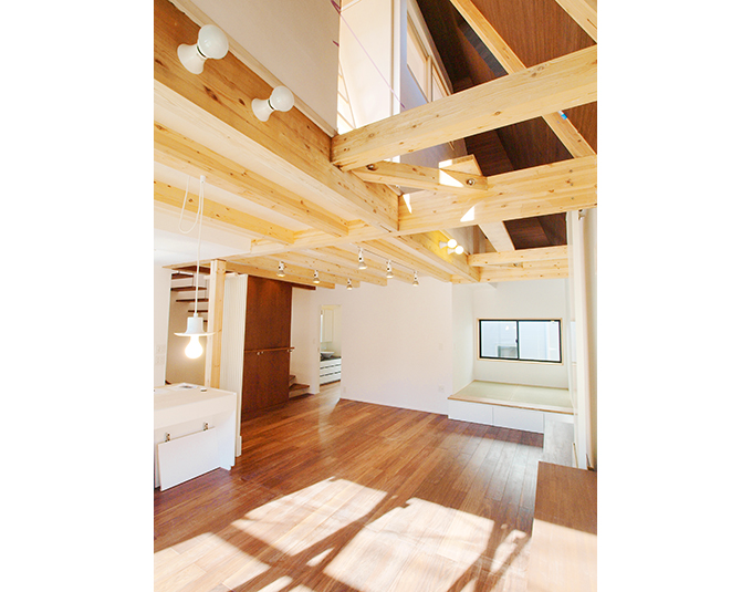 吹抜から自然光の注ぐ明るいリビング