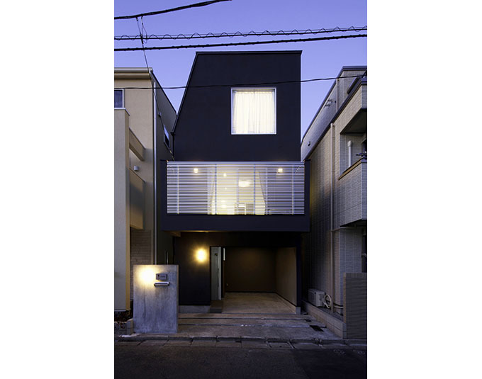 夕景によりシックに輝く外観