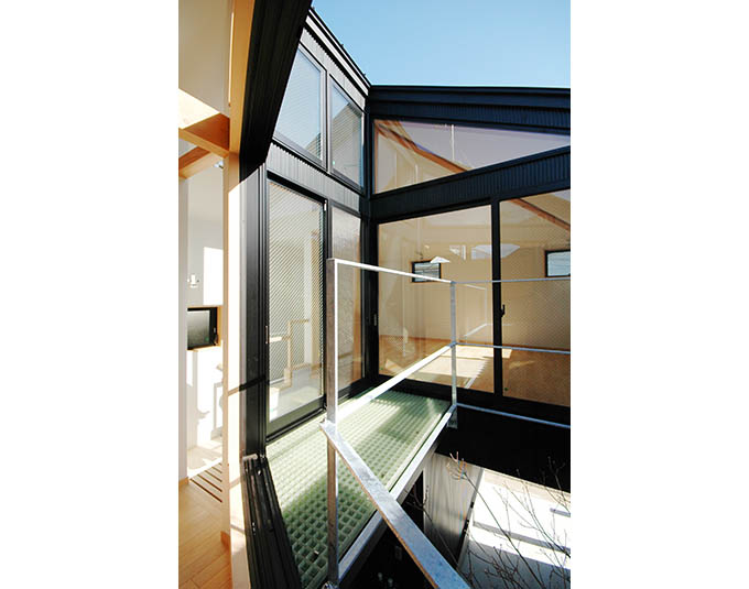 中庭に面する部屋を繋ぐバルコニー