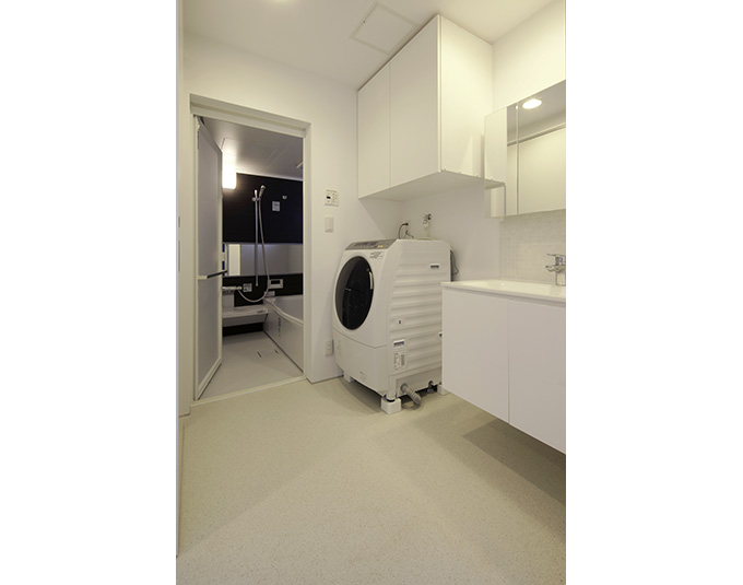 白を基調とした清潔感のある水廻りスペース