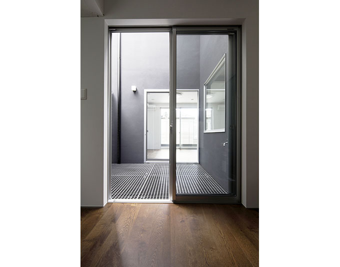 中庭の吹き抜けから自然光が注ぐ