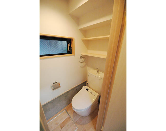 すべり出し窓で圧迫感のないトイレ