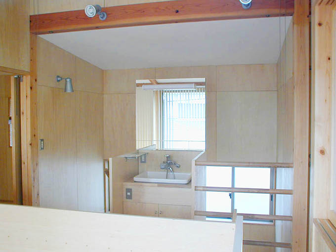 2階　階段の中央に配置された洗面台