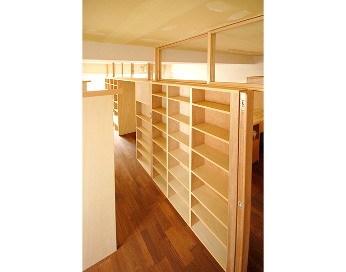 プライベートとパブリックを分ける中央の収納棚