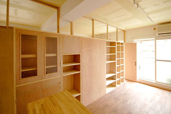 様々な収納棚が並ぶリビング