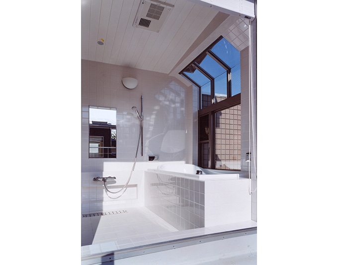 夜空を眺める開放的な浴室