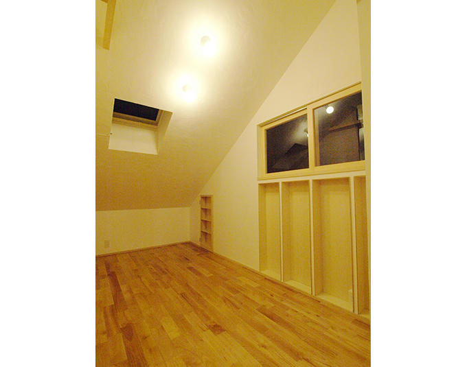 勾配屋根に設けられた天窓のある居室